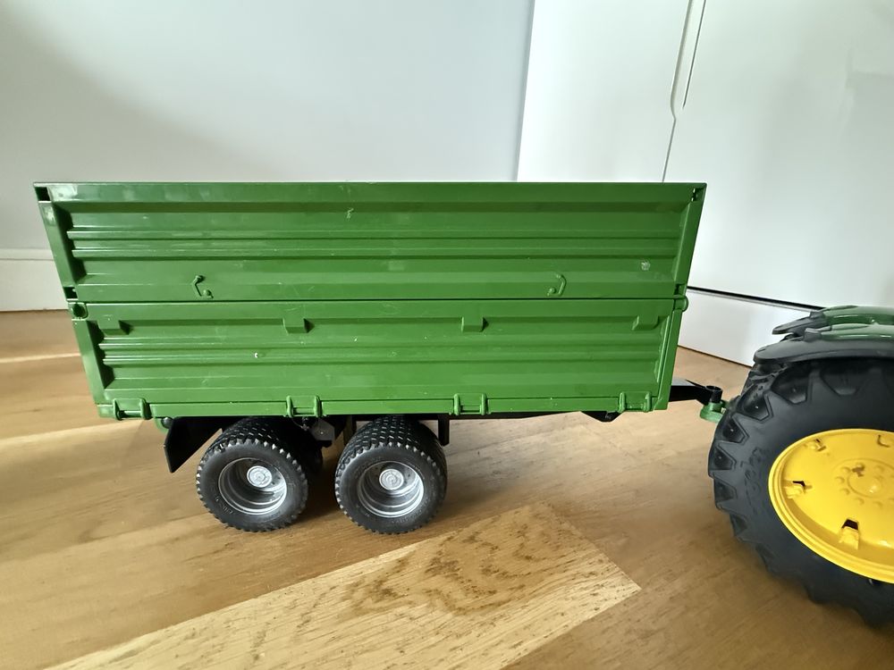 Ciagnik John Deere z ładowaczem i przyczepą Bruder