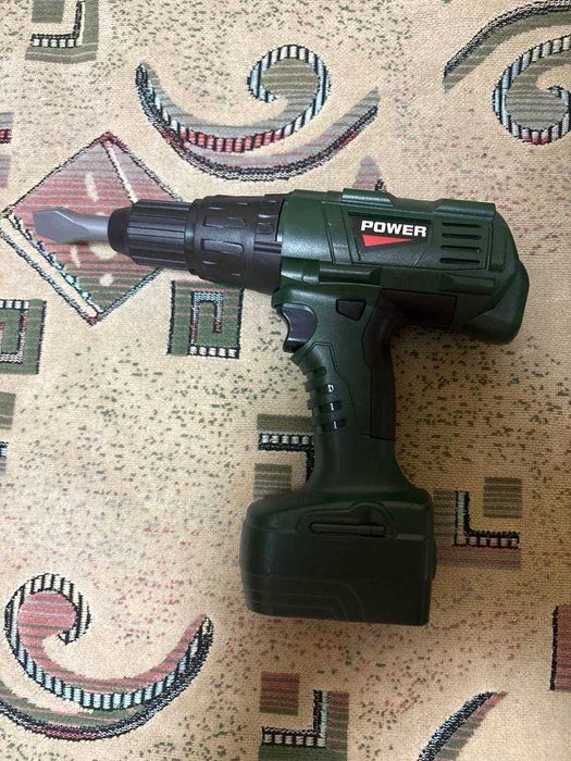 Продам детский шуруповерт на батарейках