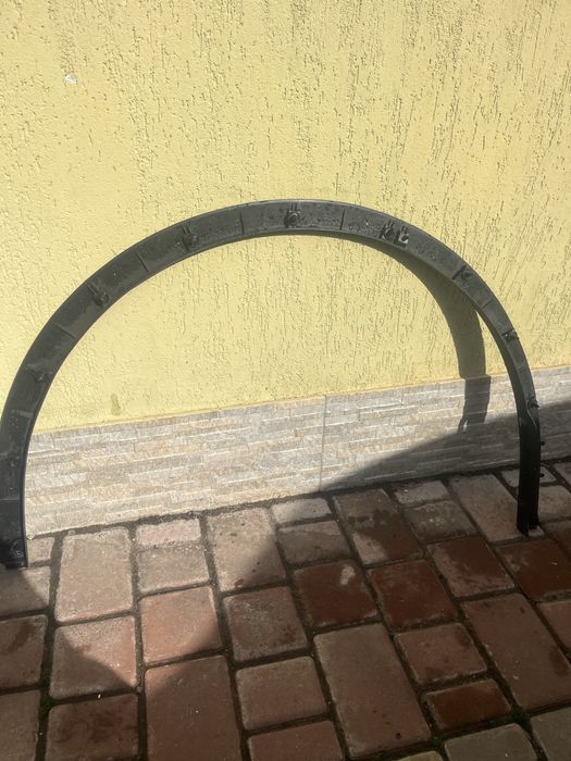 Арка крила Тесла Y