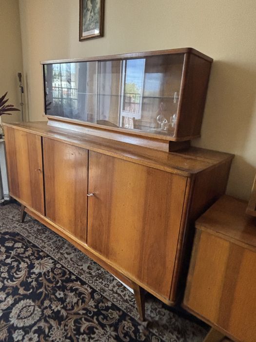 Drewniana komoda z przeszkoną witryną