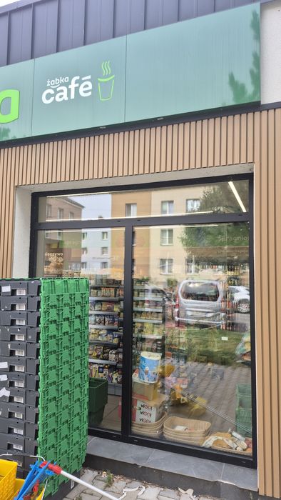 Mycie okien, witryn i balustrad