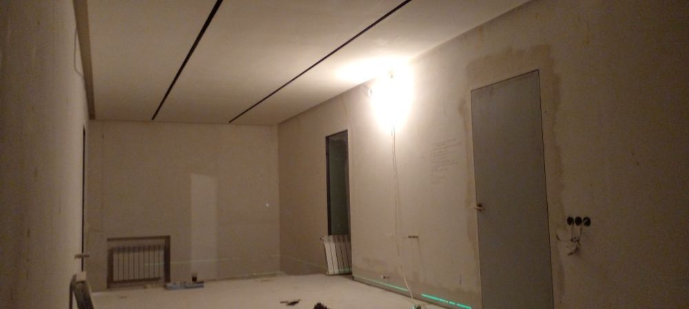 Поклейка обоев,покраска стен и потолков