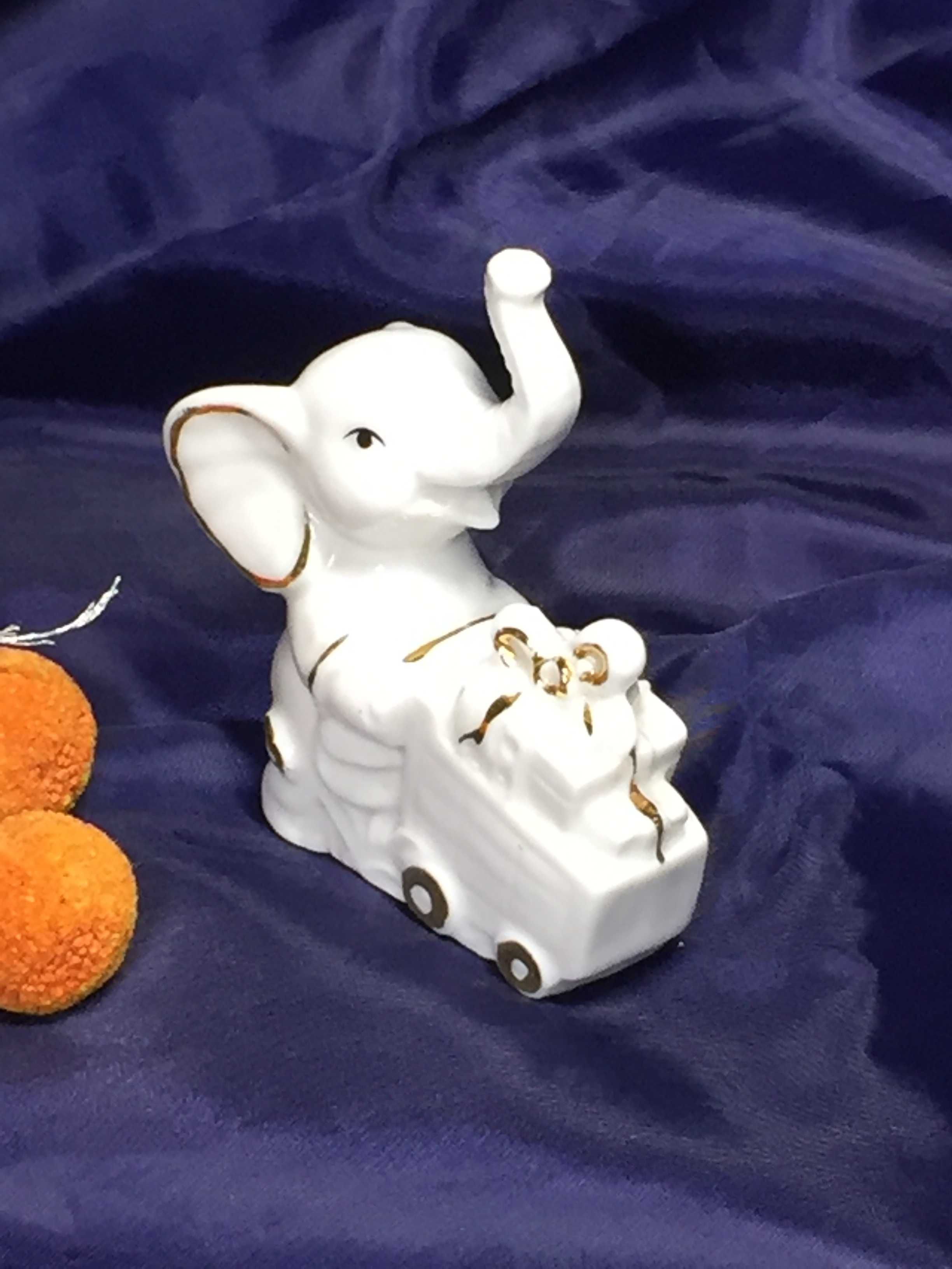 Фигурка слоник с подарочными коробками поднятый хобот фарфор статуэтка