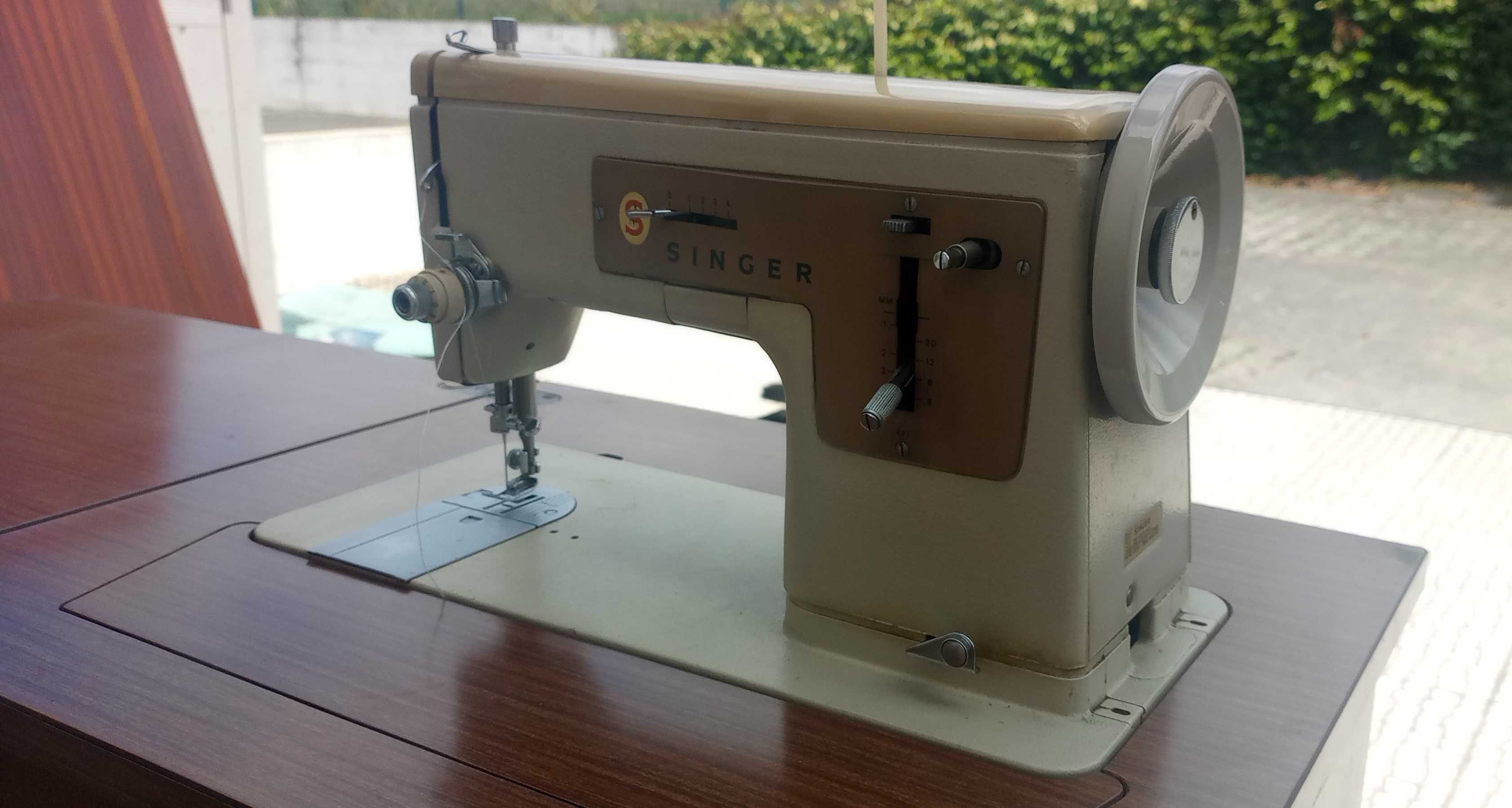 Máquina de costura e movel Singer - Vintage