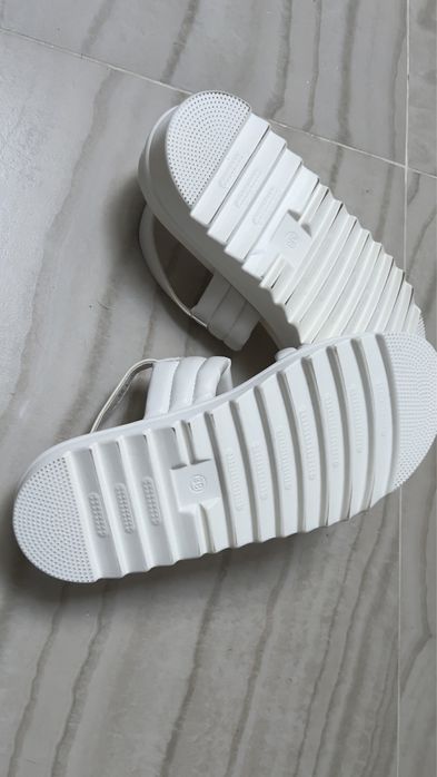 Босоніжки білі, 38 розмір