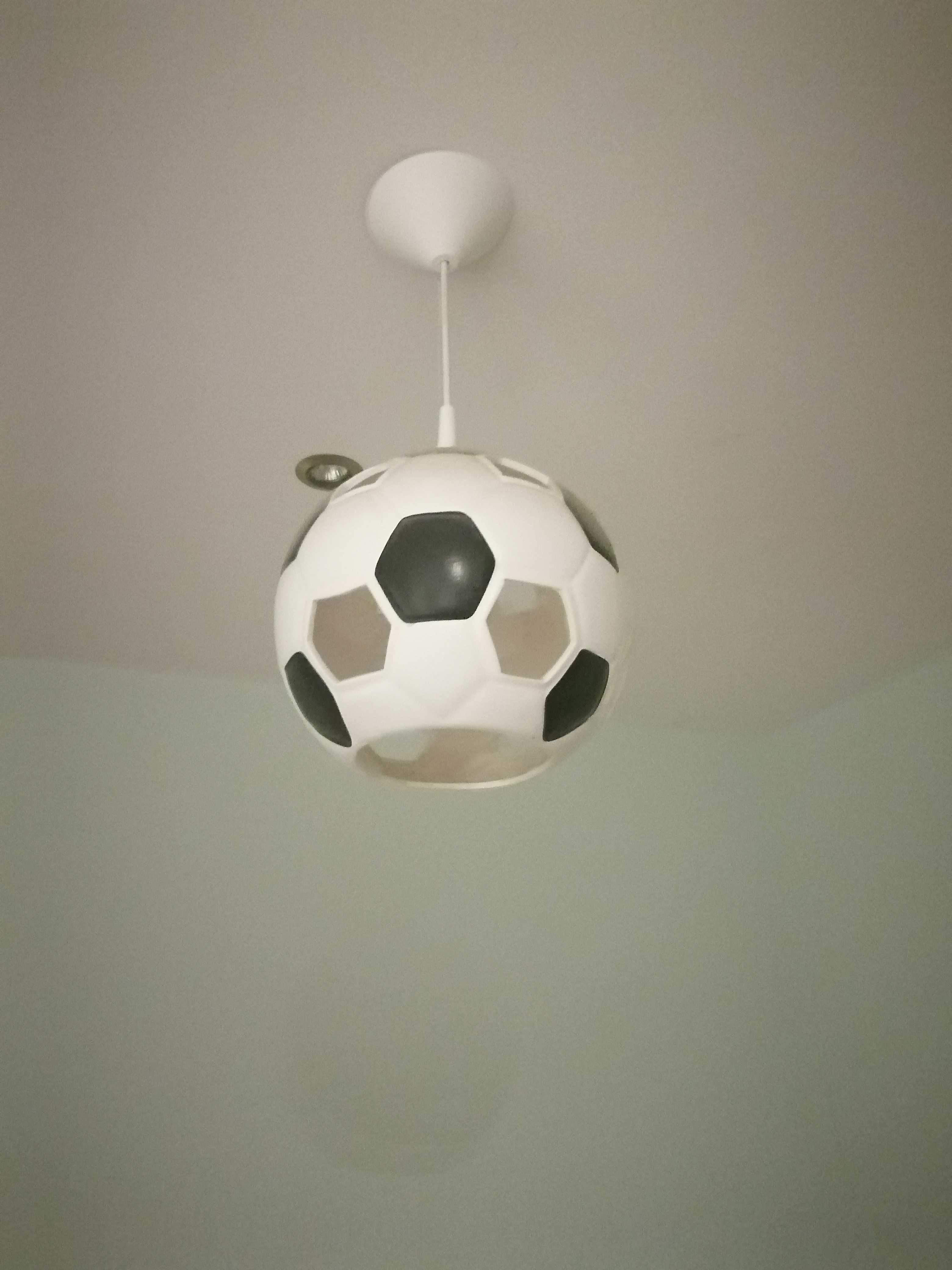 Lampa sufitowa dla piłkarza