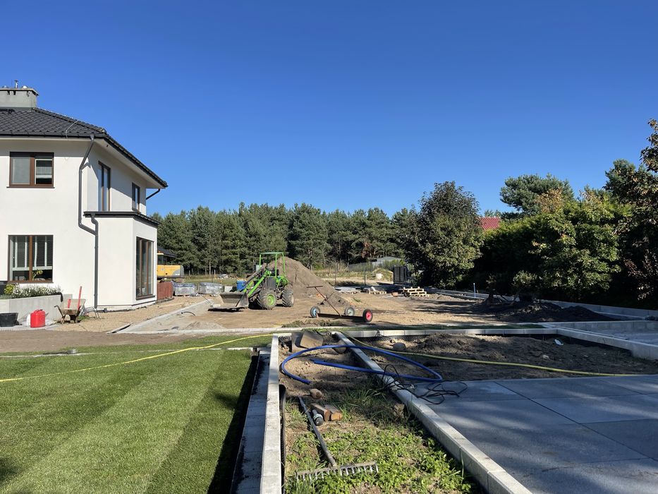 Trawnik z rolki równanie terenu niwelacja ziemia