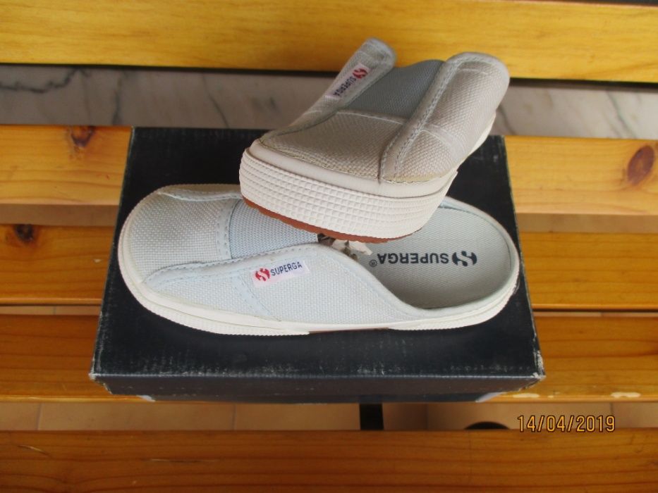 Chinelos tamanho 34 marca Superga novos em caixa
