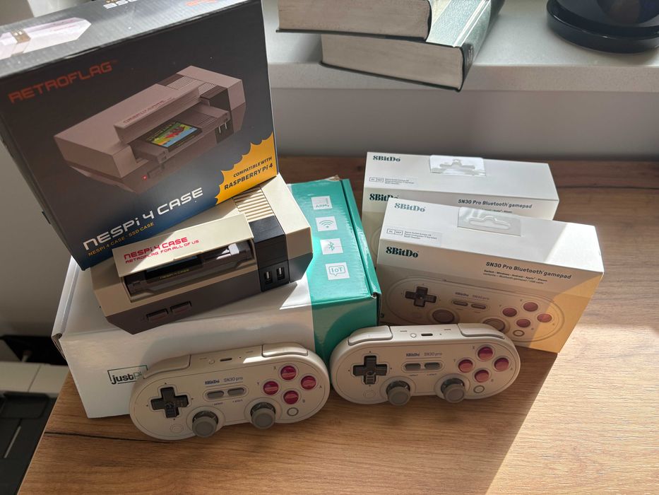 Konsola RetroPie – Raspberry Pi 4 B + 500GB + 2x pady 8BitDo + NESPi 4