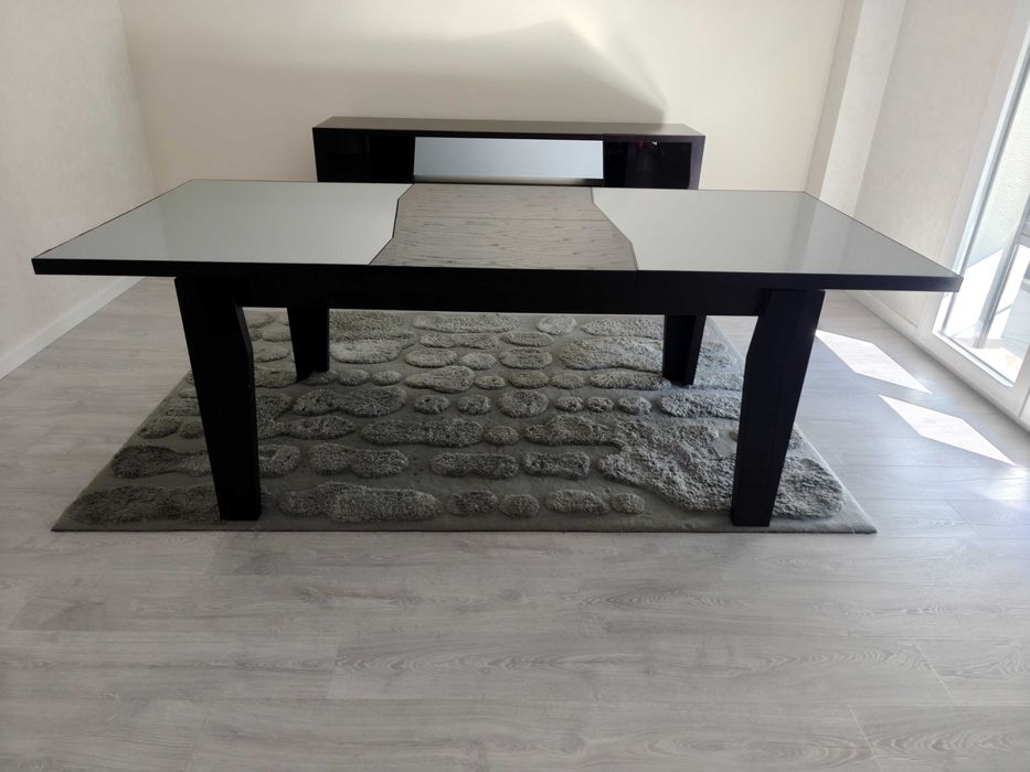 Conjunto de jantar (mesa, aparador e tapete)