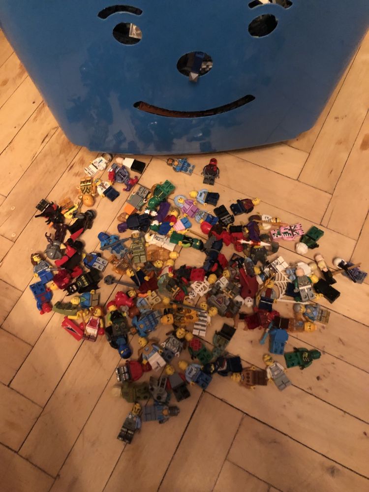 Великий ящик з конструктором Lego