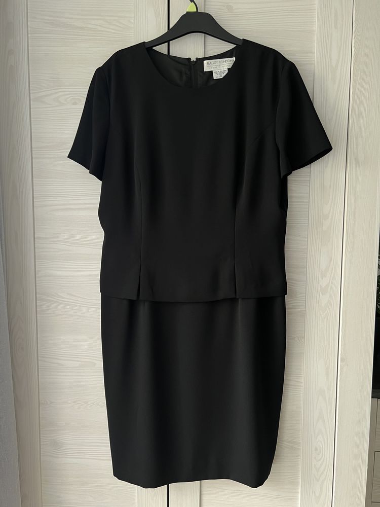Czarna dopasowana krótka sukienka z krótkim rękawem