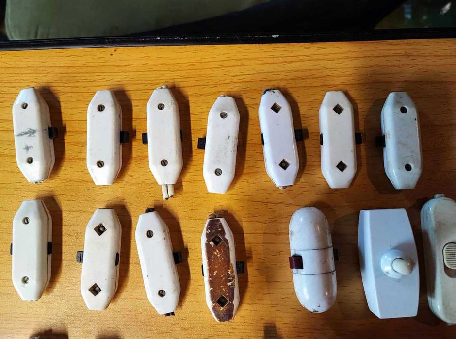 Bakelitowy wyłącznik,pstryczek elektryczek,cena za 1 szt.