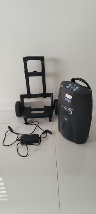 Koncentrator tlenu Sequal Eclipse 5. Wózek,  ładowarka samochodowa.