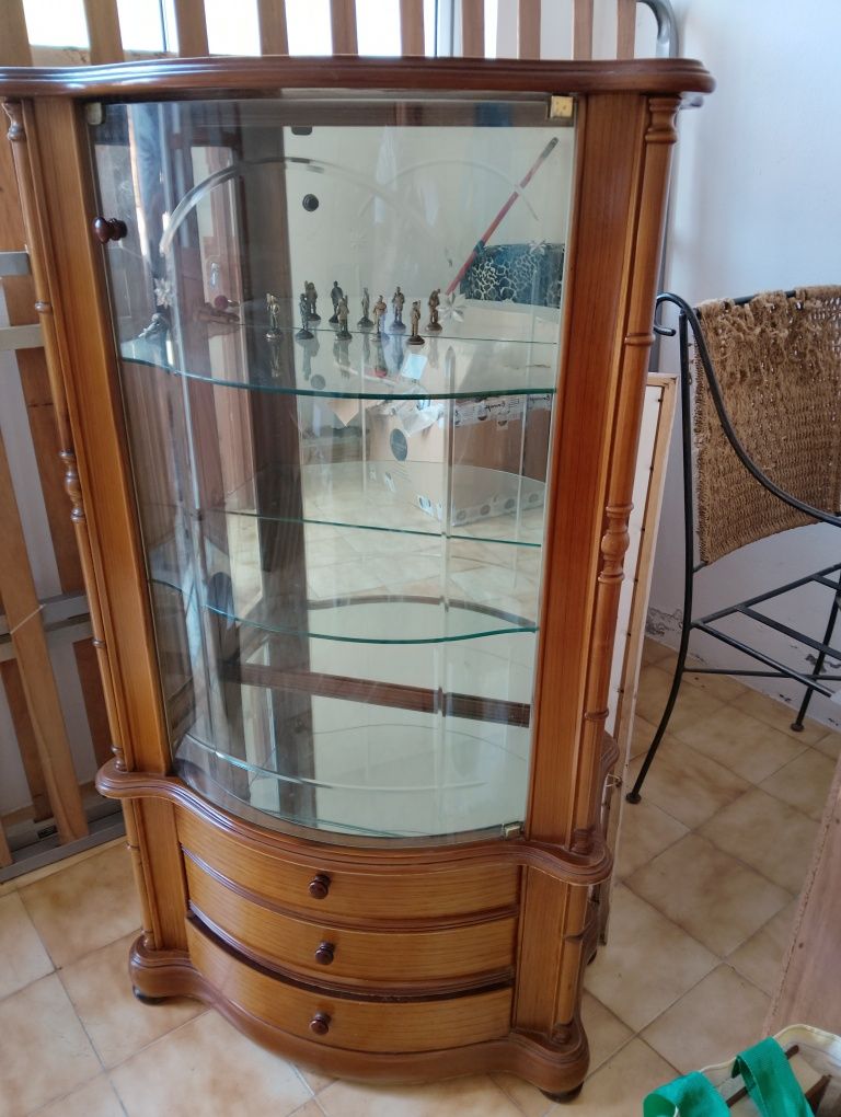 Vitrine com gavetas