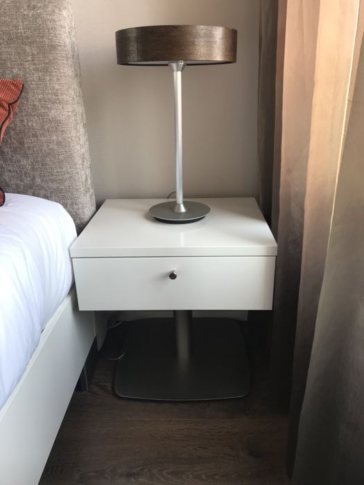 Cama e mesas de cabeceira. Só posso libertar em Dezembro.