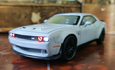 Dodge Challenger SRT de Metal Escala 1:32 Luzes e Som