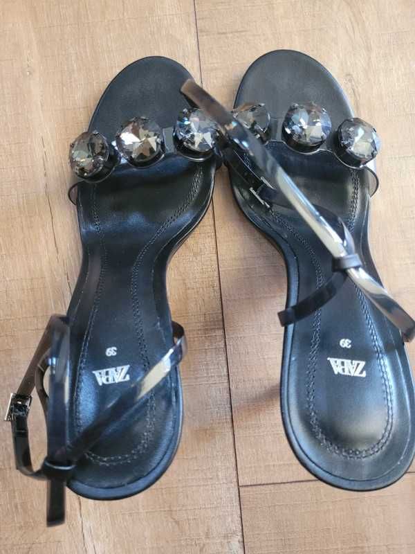 Winylowe buty na obcasie z kamieniami