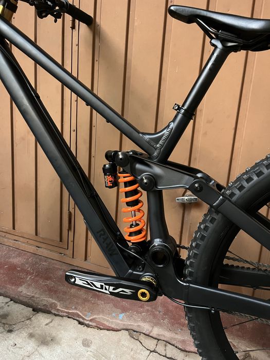 Bicicleta Downhill Raaw Yalla V1 2025