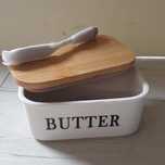 Maselniczka z ceramiki i bambusa z napisem butter