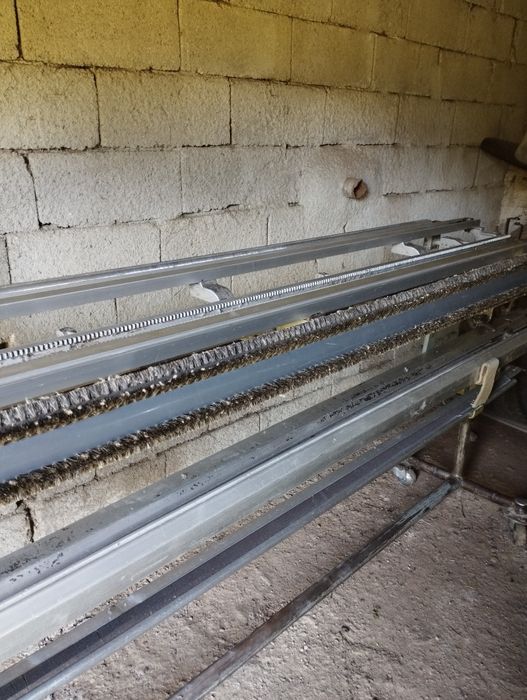 Máquina de atar teias e cavalete