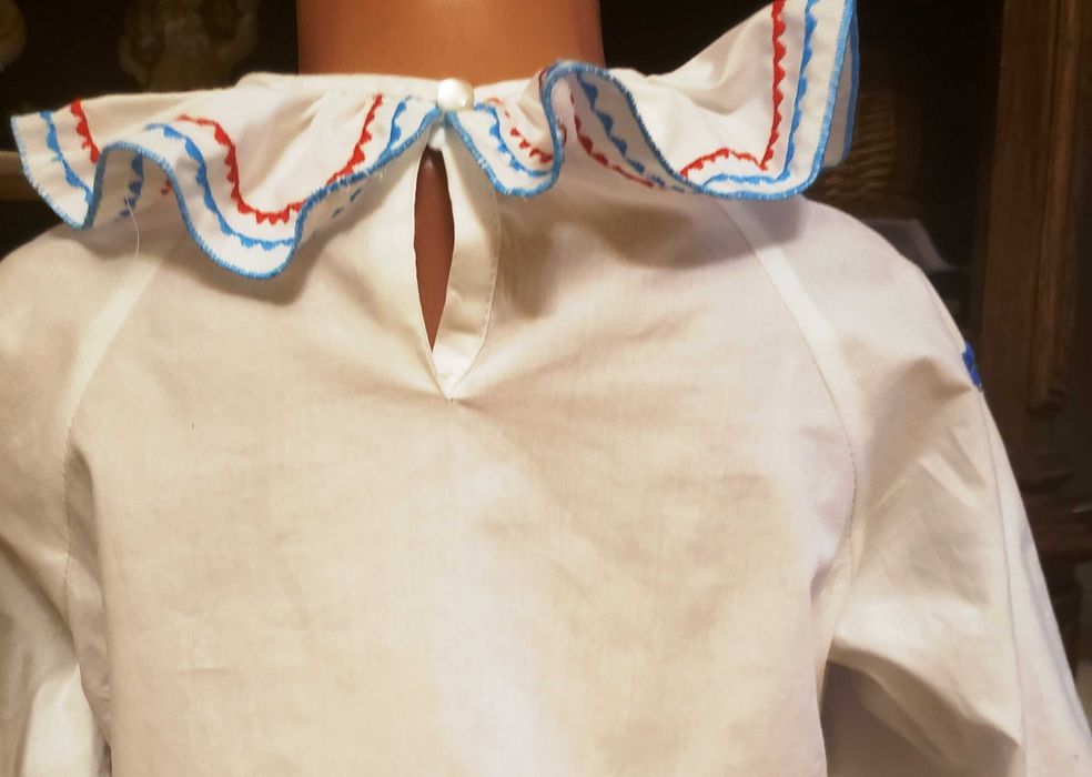 Bluzka do stroju ludowego, ręcznie haftowana na bawełnie