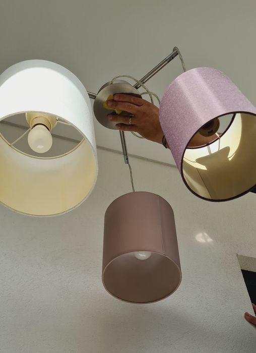 Candeeiro de teto com três abajues, em tons de castanho, beje e creme