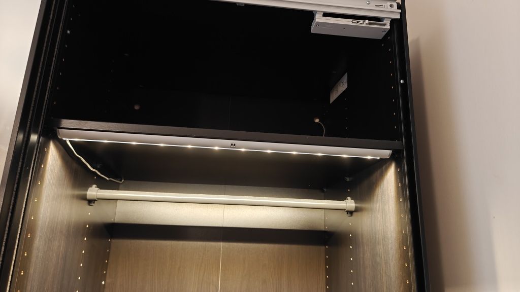 Szafa Ikea Pax czarna drzwi Auli/Mehamn 150x237x66 z oświetleniem