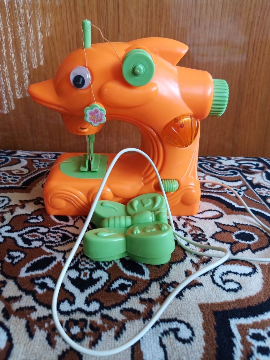 Детская игрушечная швейная машинка (на батарейках, музыкальная)