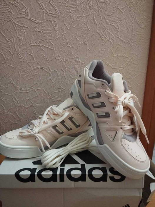 Продам нові оригінальні кросівки  adidas за 3100грн.