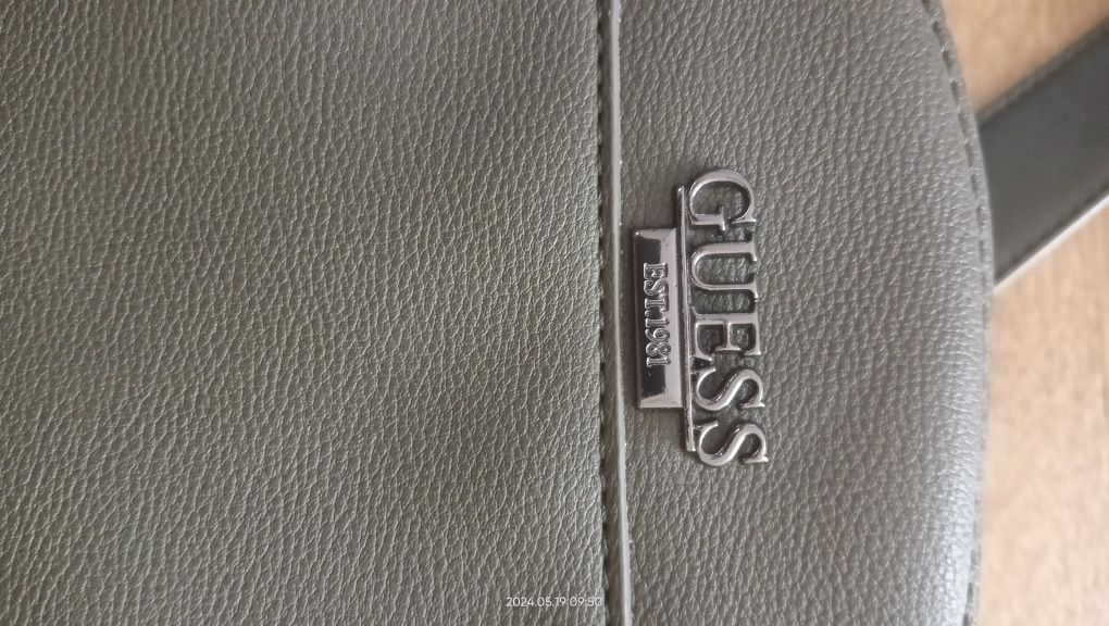 Torebka kuferek Guess