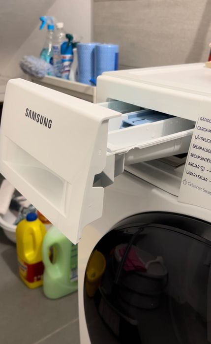 Máquina de lavar e secar roupa Samsung