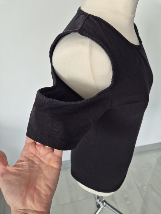 Czarna bluzka z wyciętymi ramionami koszulka T-shirt wycięte ramiona M