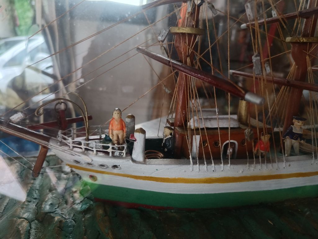 Duży model statku w gablocie szklanej