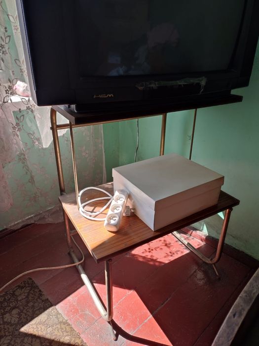 Stare stoliki pod TV