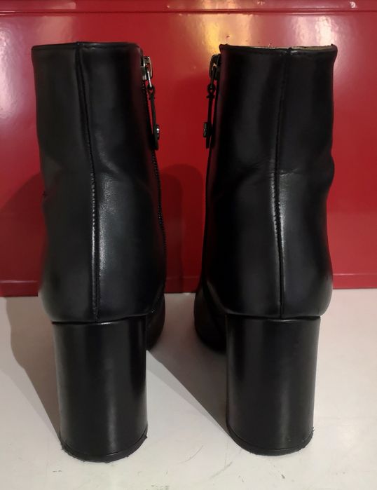 Par de botas. Decenio. Couro. Tam. 36. Pretas. Como novas.