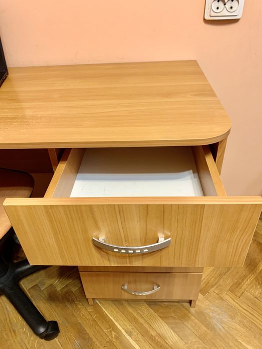 Продам стіл офісний з тумбою, стілець в подарунок