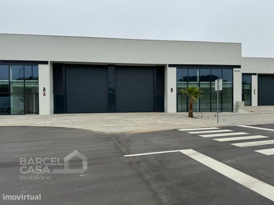 Armazém para venda ou arrendamento em Rio Covo (Santa Eulália) - Ba...