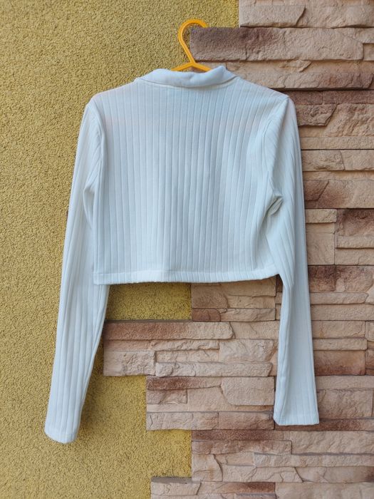Krótka biała bluzka crop top z długim rękawem i kołnierzykiem