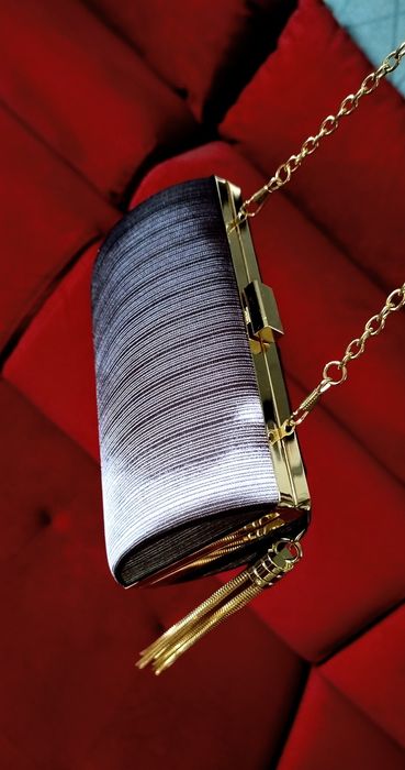 Elegancka,wieczorowa kopertówka z łańcuszkami,grafit