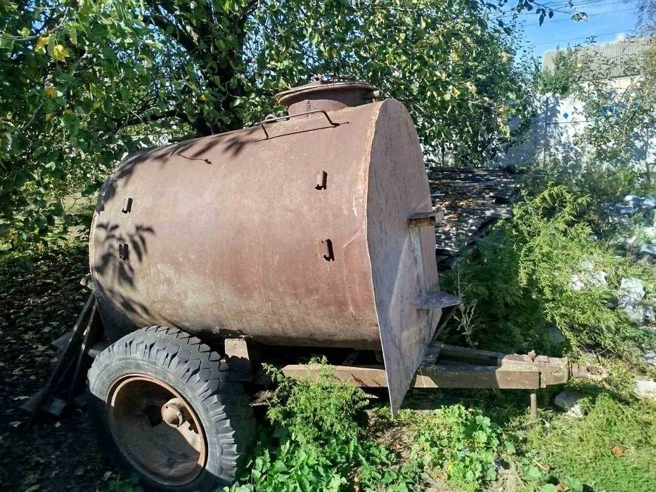 Продам бочку на воду на колесах на 1.8 куб.