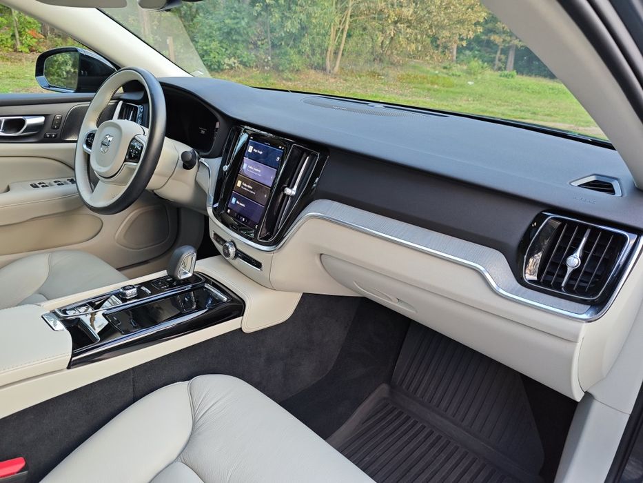 Volvo S60 T8 2023r 455 KM mocy Recharge Plug-In Hybrid Plus Dark Theme