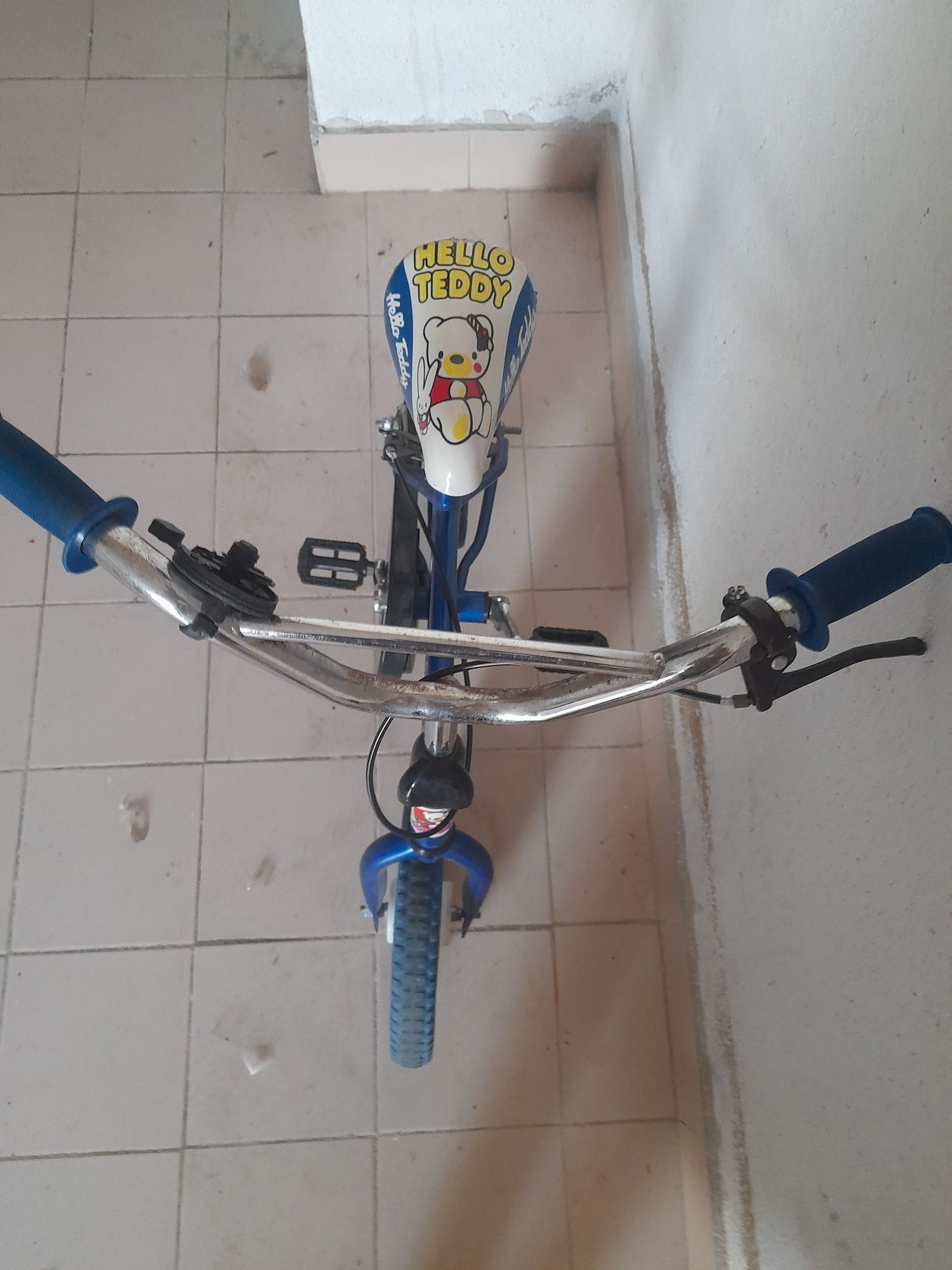 Bicicleta pequena usada,