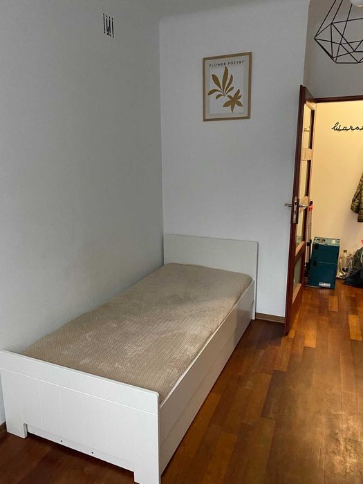 Białe Łóżko 90x200, z pojemnikiem na kółkach oraz materacem