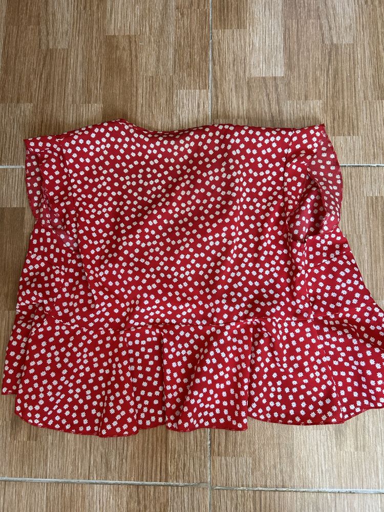 Top vermelho e branco com laço