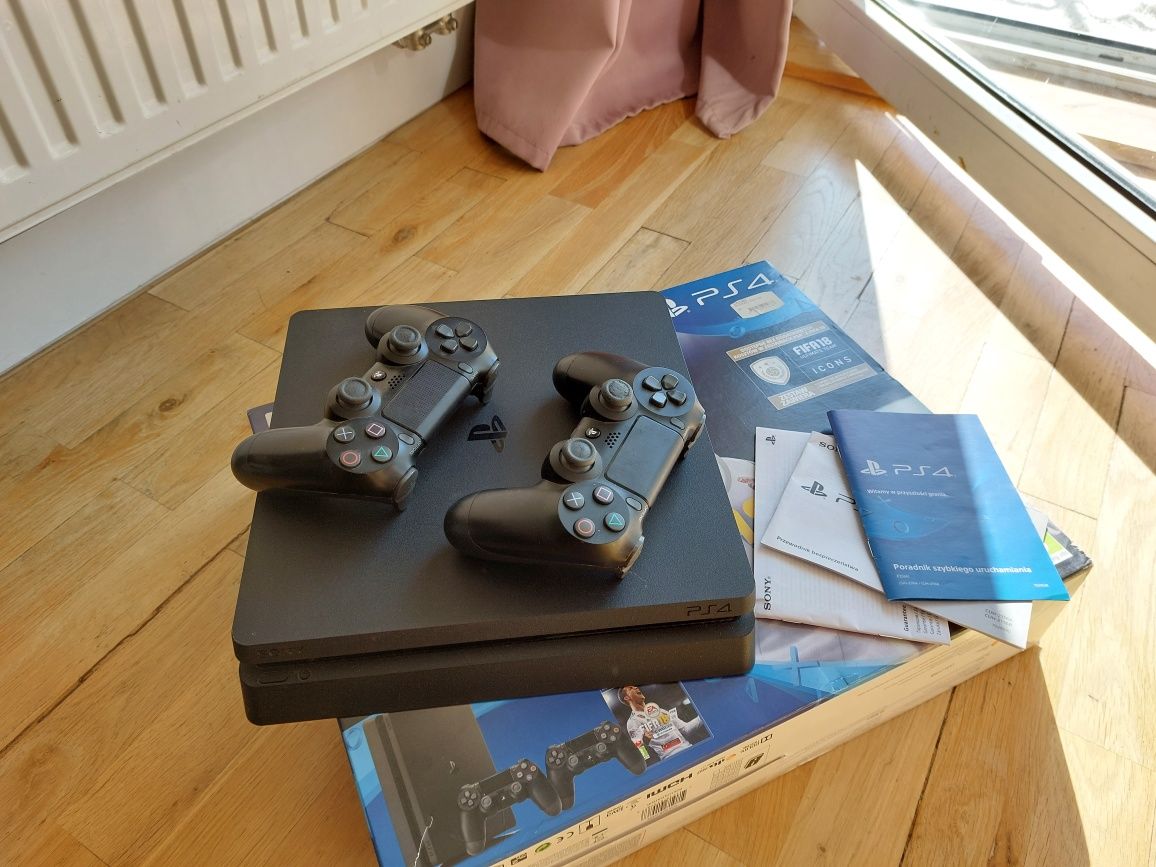 Konsola Play Station PS4 + 2 pady + słuchawki hyperX cloud + gry (mi