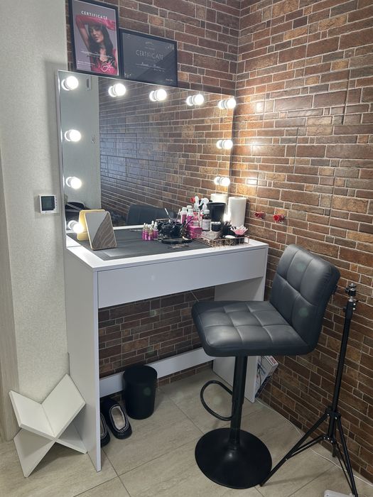 Стіл для макіяжу / бровиста та зачісок