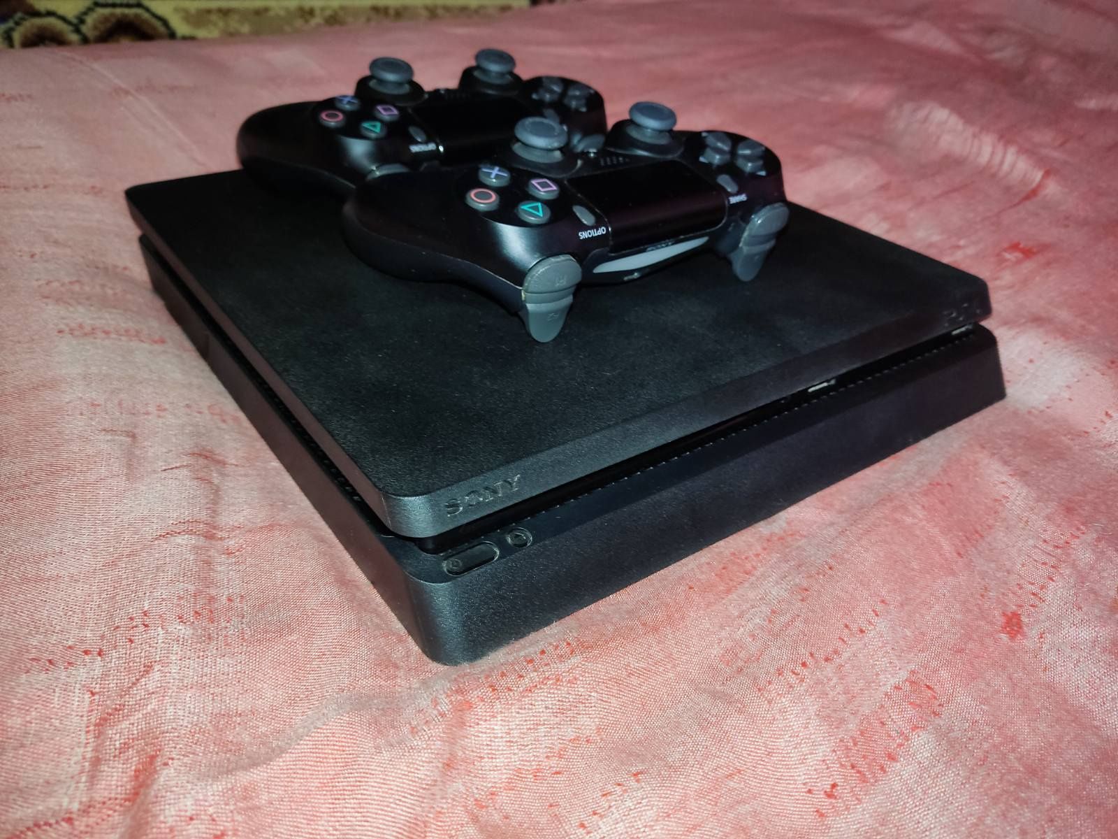 PS 4 Slim 1ТБ (ідеал) + 2 оригінальні геймпади + 3 гри