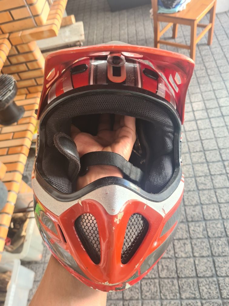 Capacete motocross sunda com algumas marcas de uso mas em bom estado