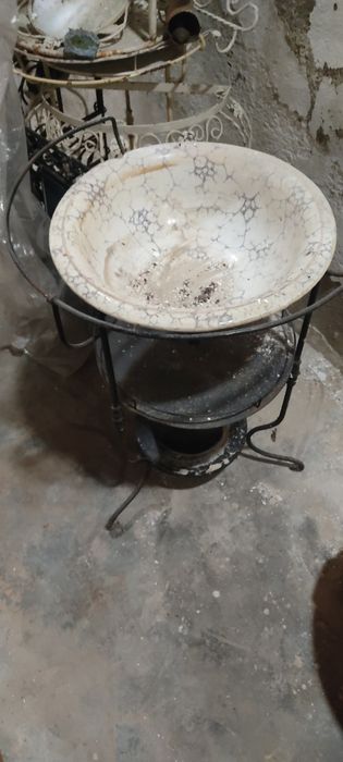 Pias antigas em estrutura de ferro e pedra